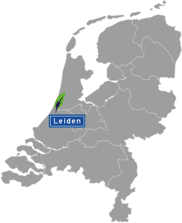 Grijze kaart van Nederland met Leiden aangegeven voor maatwerk taalcursus Frans zakelijk - blauw plaatsnaambord met witte letters en Dagnall veer - transparante achtergrond - 600 * 733 pixels